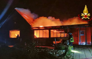 In fiamme storico chiosco a Is Arutas: in salvo un uomo