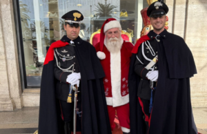 Cagliari, i carabinieri (in alta uniforme) incontrano i cittadini