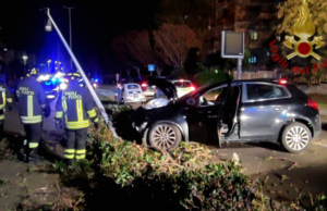 Dramma sfiorato a Cagliari: sbanda e si schianta su un palo