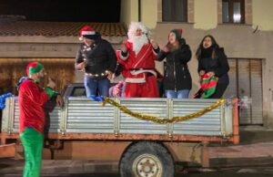 Natale alternativo a Riola Sardo: regali consegnati da un trattore