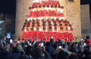 Alghero, tutti col naso all’insù: acceso l’albero di Natale