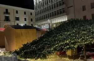 Tempesta in Sardegna, danni in tutta l’Isola | A Sassari cade l’albero di Natale