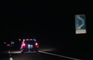 Avvistamento particolare sulla 131: c’è una macchina… natalizia