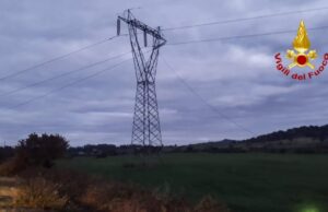 Spavento sulla 131 Dcn: cavo elettrico pericolante sulla carreggiata