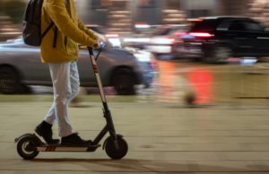 Tortolì, anziano travolto da un monopattino contromano