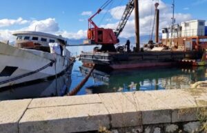 Cagliari, rimossa la nave Cantiello: alta tensione con il proprietario