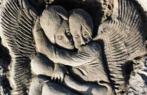 Giulia Cecchettin, lo splendido omaggio sulla sabbia di Nicola Urru