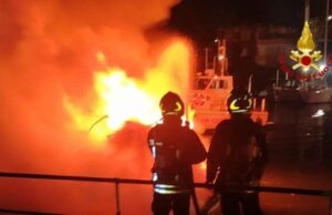 Alghero, fiamme nel porto di Fertilia: bruciate 4 imbarcazioni