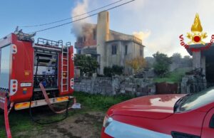 Paura ad Ardauli, incendio in abitazione: fiamme domate dai vigili del fuoco