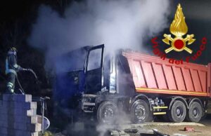 Siniscola, non si placa l’incubo incendi: a fuoco due camion