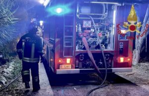 Cagliari, paura per l’incendio di una cascina