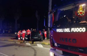 Cagliari, brutto incidente in viale Poetto: auto contro un palo