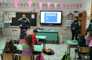 Cagliari, polizia locale nelle scuole: lezioni di sicurezza stradale ai bimbi