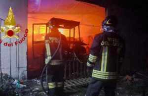 Ploaghe, a fuoco un fienile: distrutti anche due trattori e un’auto