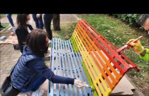 Quartu, dipinta prima Panchina Arcobaleno: verrà dedicata all’attivista LGBTQ Laura Grasso