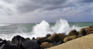 Sardegna, allerta meteo per vento forte e mareggiate: disagi per i traghetti