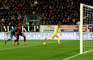Il Cagliari regala un gol: la Juventus vince 1-0 alla Domus