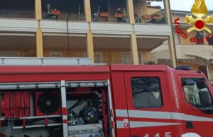 Paura ad Alghero, scoppia incendio in un palazzo: una persona in ospedale