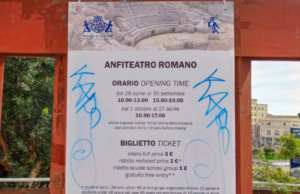 Cagliari, ignoti imbrattano il cartello informativo dell’Anfiteatro