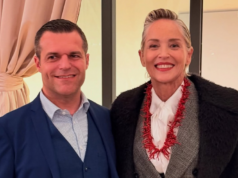 Sharon Stone è ad Alghero: per lei una collana di corallo