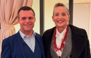 Sharon Stone è ad Alghero: per lei una collana di corallo