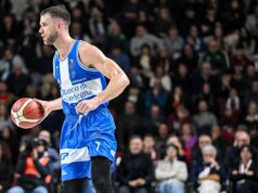 Batosta Dinamo Sassari a Reggio Emilia: biancoblù sconfitti 84-58