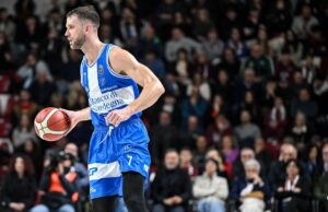 Batosta Dinamo Sassari a Reggio Emilia: biancoblù sconfitti 84-58