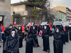 Carnevale San Gavino, sfila la protesta dei “pratobellisti” contro l’eolico