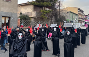 Carnevale San Gavino, sfila la protesta dei “pratobellisti” contro l’eolico