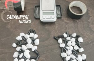 Bosa, barista spacciatore: in tasca scatolette di caramelle, dentro la cocaina