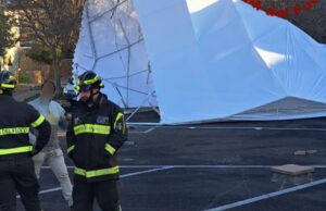 Nord Sardegna, il vento fa paura: alberi caduti e tendone ribaltato