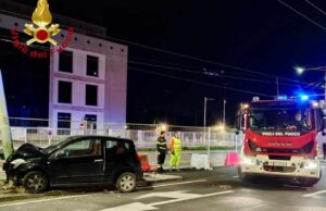 Cagliari, auto contro palo della rete filotranviaria: intervento dei Vigili del fuoco
