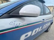 Follia a Cabras, benzina contro un agente e la volante della Polizia: arrestato