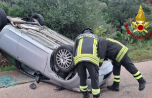 Tortolì, auto finisce fuori strada e si ribalta: giovane in gravi condizioni