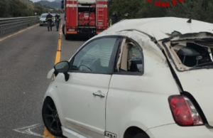 Fiat 500 si schianta contro il guardrail: ci sono 3 feriti