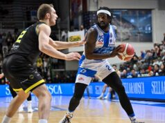 La Dinamo cambia marcia nel finale e supera in volata Cremona