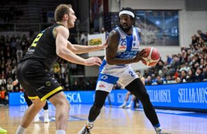 La Dinamo cambia marcia nel finale e supera in volata Cremona