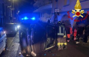 Sassari, auto si ribalta in via Grazia Deledda: ferito il conducente