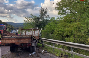 Ula Tirso, un Iveco Daily sfonda un guardrail: feriti due ragazzi