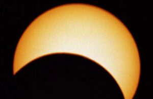 Sardegna con il naso all’insù: domani l’eclissi parziale di Sole