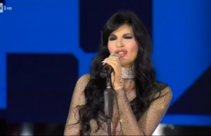 Pamela Prati canta “Cuoricini” e domina “Ne vedremo delle belle”