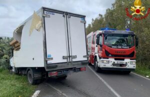 Paura a Terralba, scontro tra camion e furgone: conducenti in ospedale
