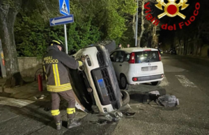 Grande spavento a Nuoro: scontro tra auto, una si ribalta