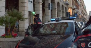 Cagliari, lite furibonda in via Roma tra senza tetto: intervengono i Carabinieri