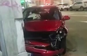 Pirri, schianto in via Italia: auto contro la fermata del bus, ferito un giovane