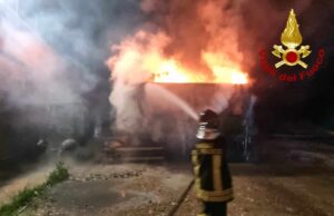 Tertenia, in fiamme un camion della raccolta rifiuti: probabile incendio doloso
