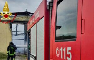 Barrali, in fiamme un capannone: Vigili del fuoco al lavoro per oltre 4 ore