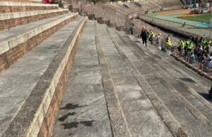 Cagliari Fan Club, lezione di civiltà: pulite le gradinate dopo la Coppa Italia