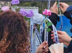 Manuela Murgia, fiaccolata tra fiori e cartelloni | Fotogallery