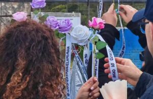 Manuela Murgia, fiaccolata tra fiori e cartelloni | Fotogallery